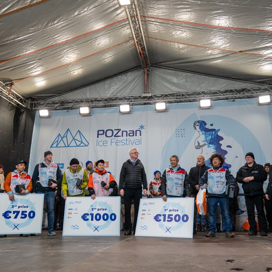 the winners of the main competition, accompanied by the mayor of the city, stand on stage