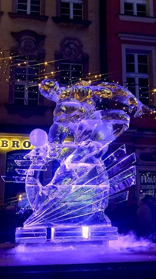 POZnan_Ice_Festival_2024_zgłoszenia Zdjęcie przedstawia rzeźbę sportowca z kulą. Rzeźba zajęła trzecie miejsce.